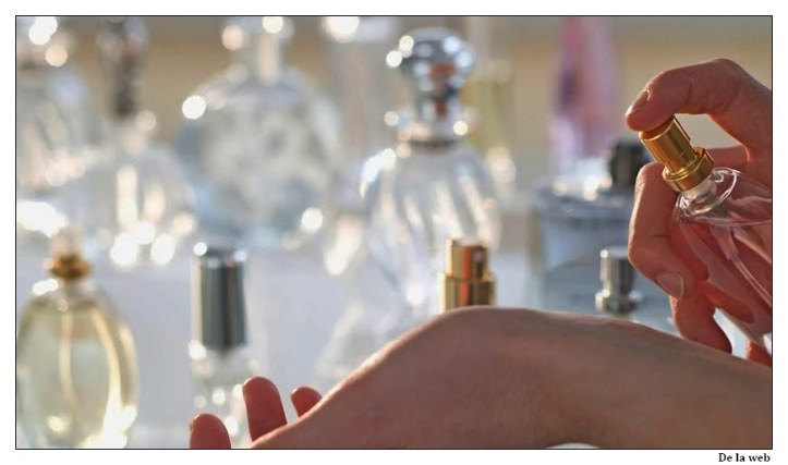 colocandose perfume.jpg