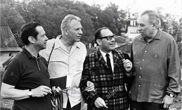 Con otros poetas.jpg