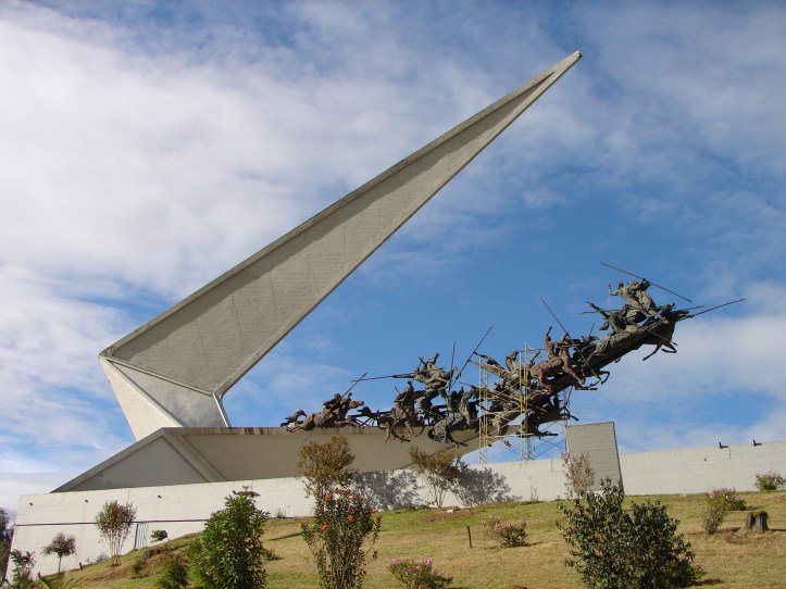 Monumento_pantano_de_vargas,_completo._2006.jpg